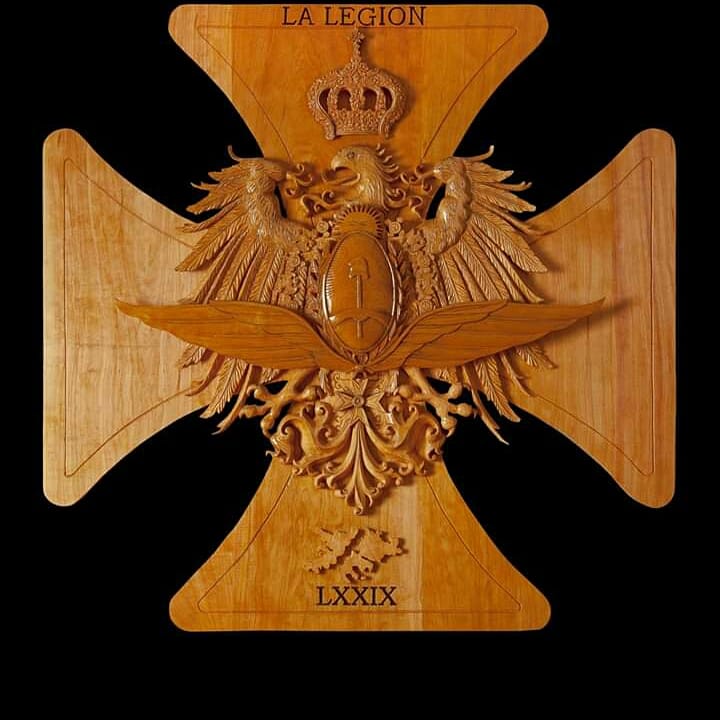 Medalla 'Legión' tallado en madera de lenga, 1x1m